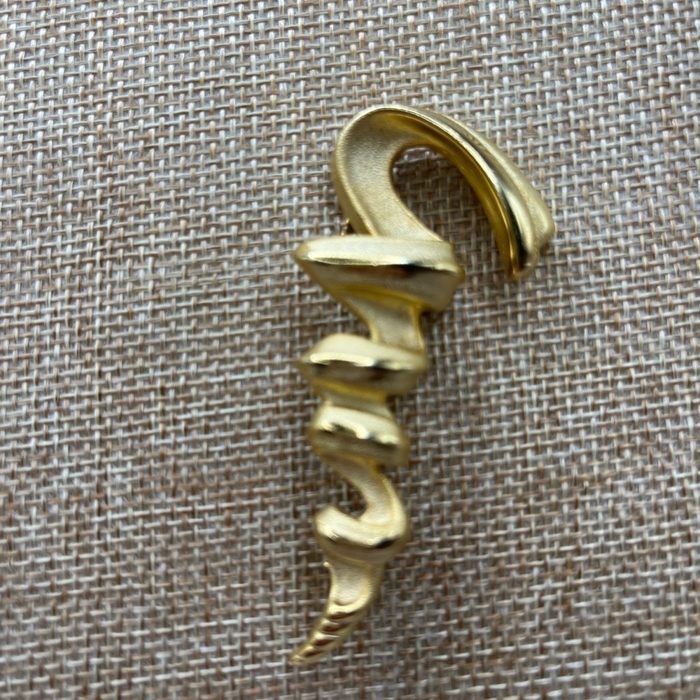 TARA Brooch Twisted Tornado Gold Tone 3 dimensional Mixed Metal Finishing